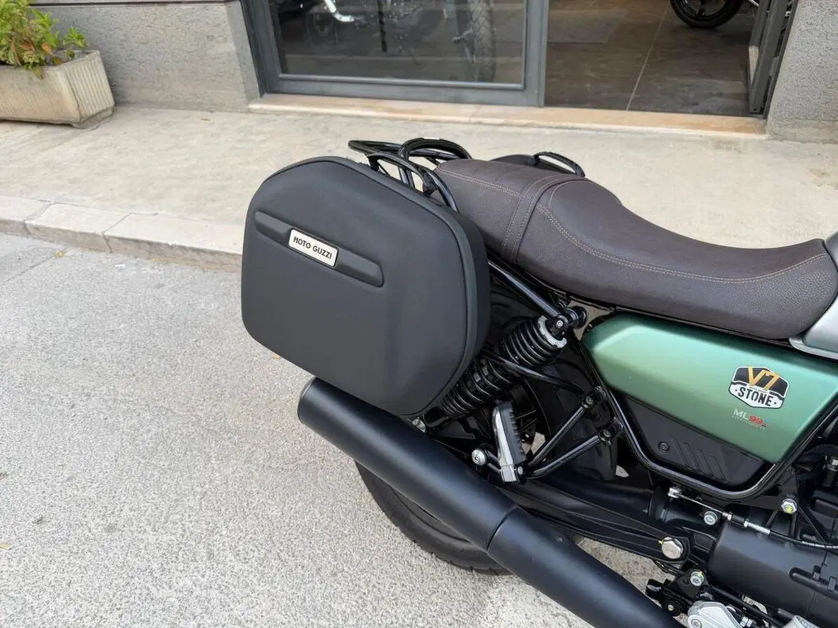 Moto Guzzi V7 Stone (2021 - 24) (8)