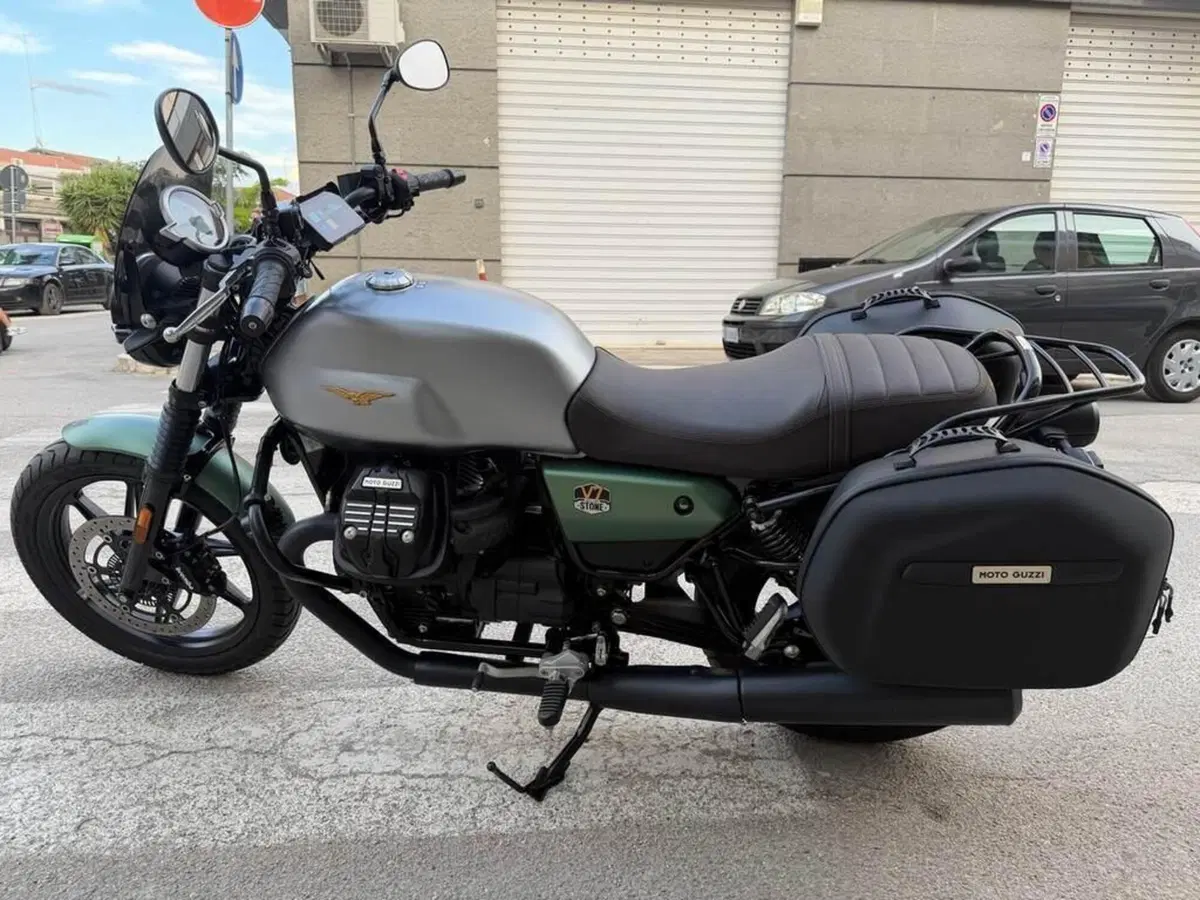Moto Guzzi V7 Stone (2021 - 24) (9)