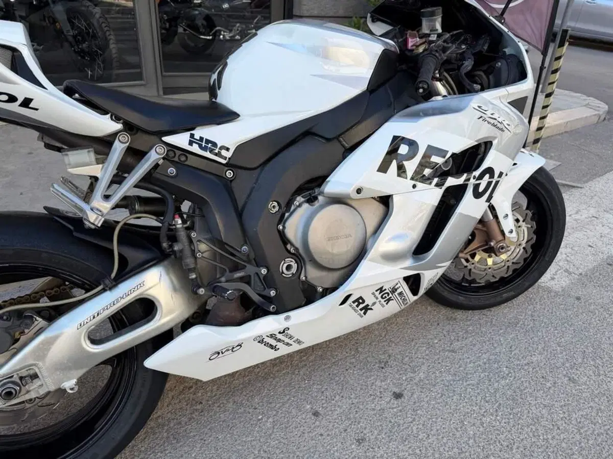 Honda CBR 1000 RR Fireblade (2004 - 05) (4)