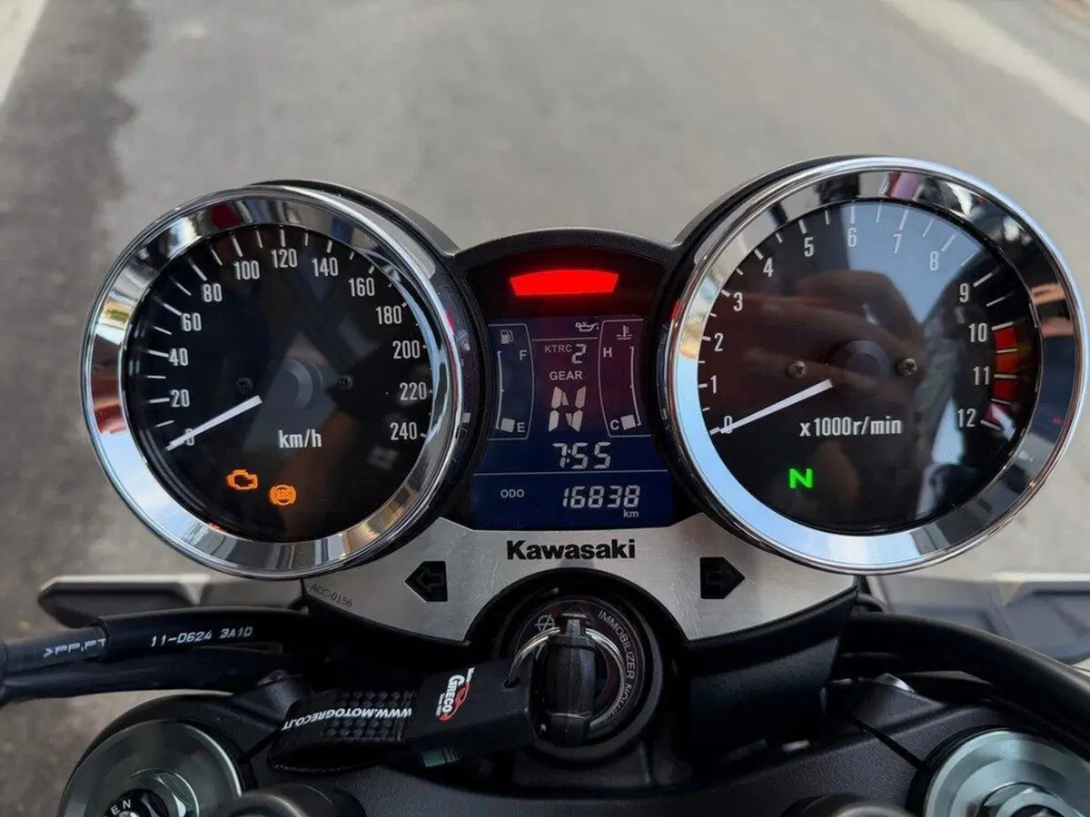 Kawasaki Z 900 RS (2022 - 25) (11)