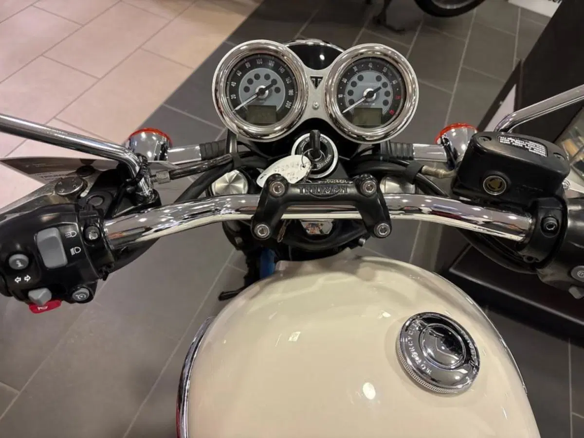Triumph Bonneville T120 (2021 - 25) (6)