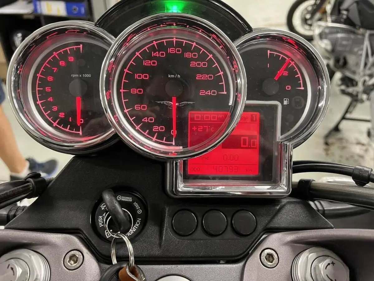 Moto Guzzi Breva 850 (2006 - 11) (7)