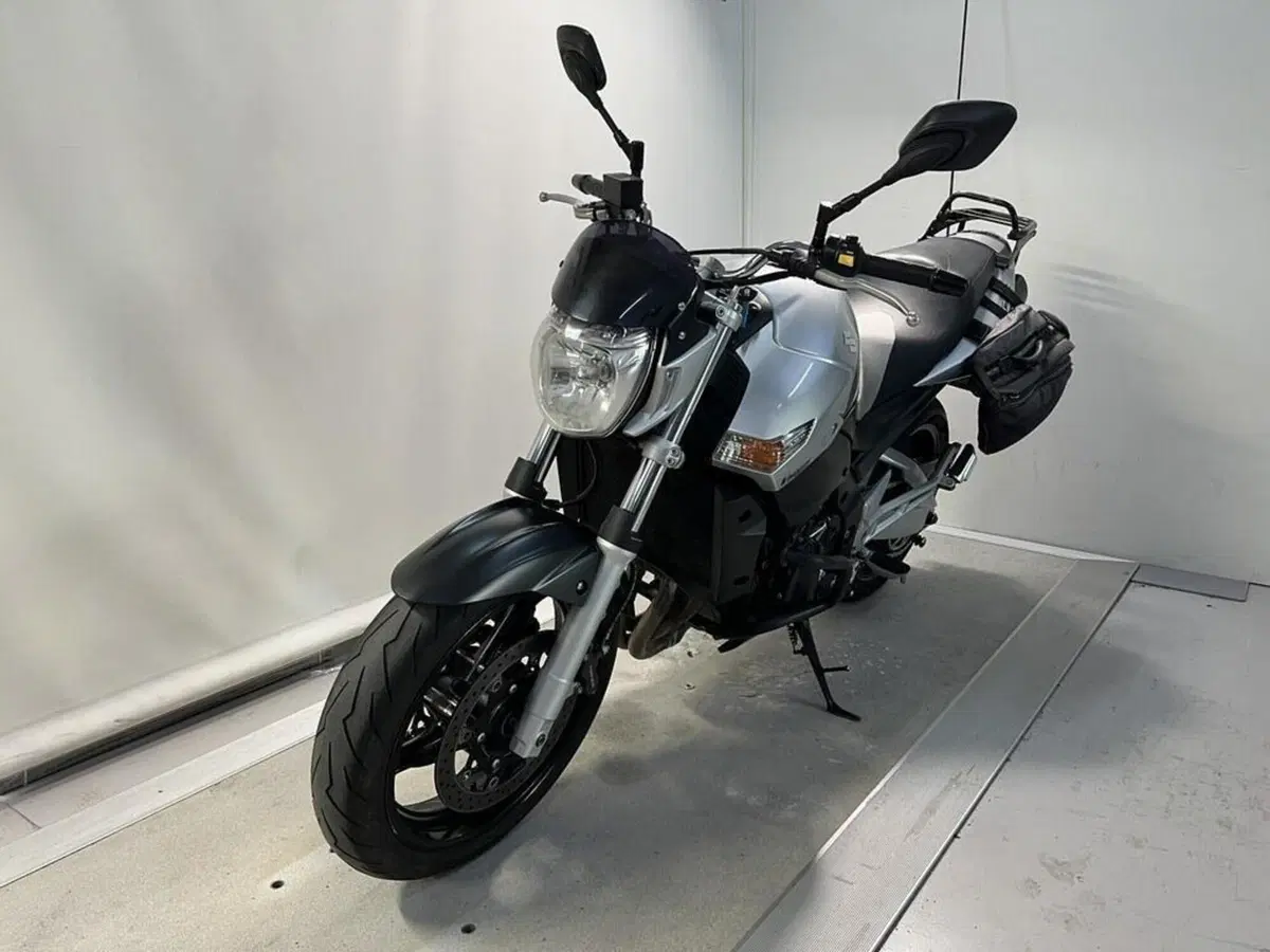 Suzuki GSR 600 (2006 - 11) (4)