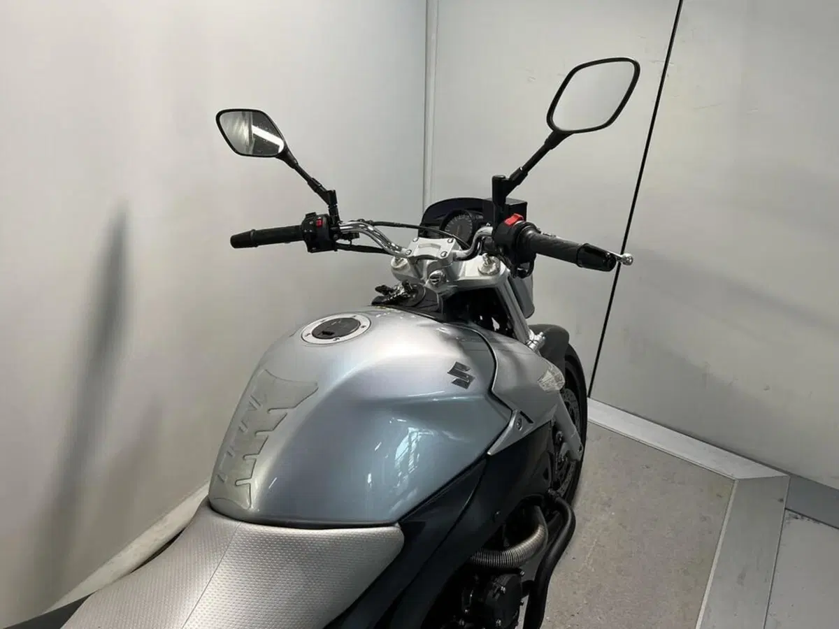 Suzuki GSR 600 (2006 - 11) (10)