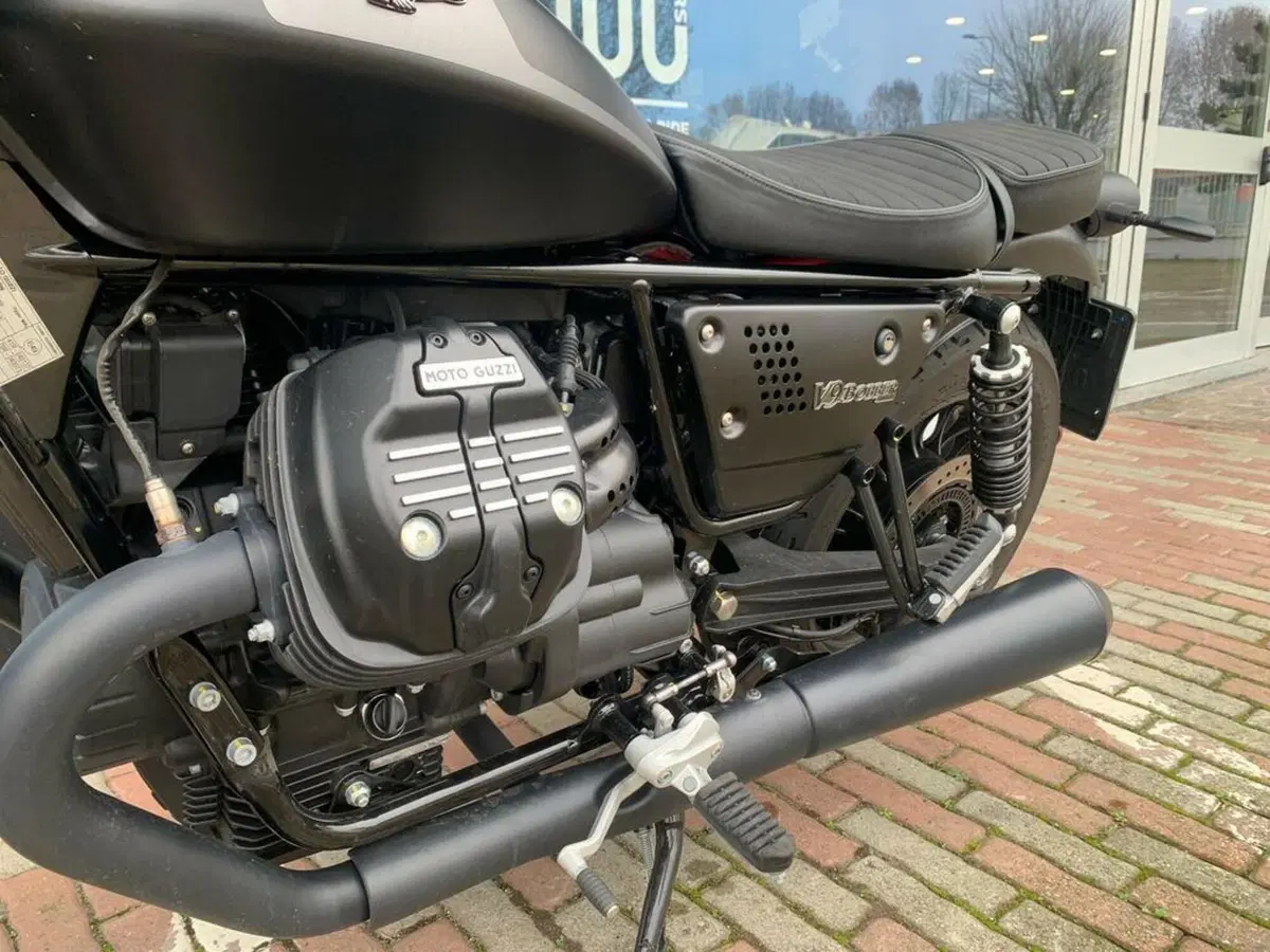 Moto Guzzi V9 Bobber (2021 - 25) (3)