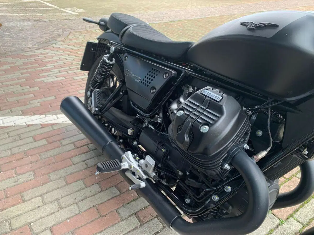 Moto Guzzi V9 Bobber (2021 - 25) (7)