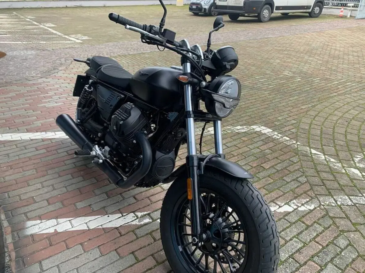Moto Guzzi V9 Bobber (2021 - 25) (5)
