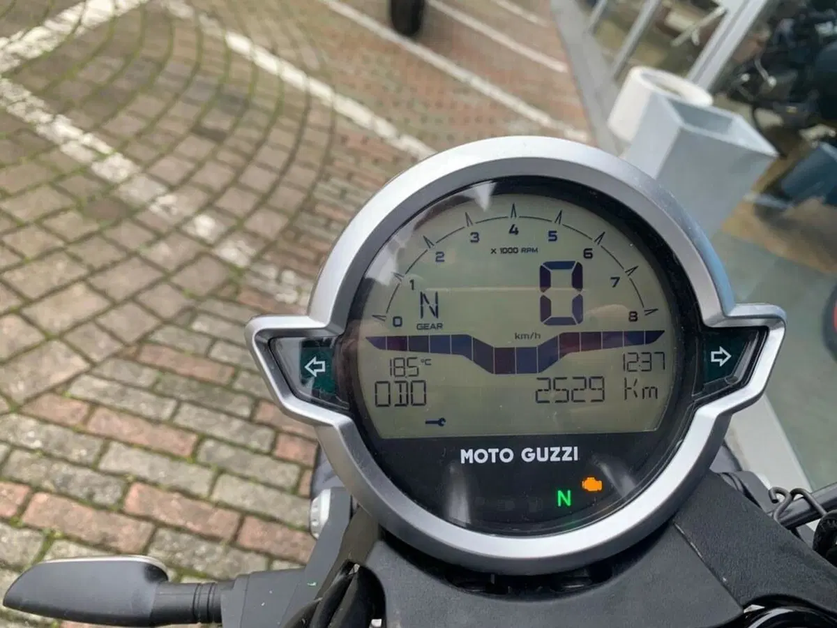 Moto Guzzi V9 Bobber (2021 - 25) (10)