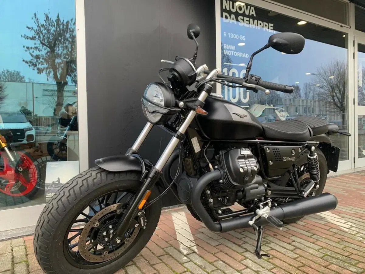 Moto Guzzi V9 Bobber (2021 - 25) (4)
