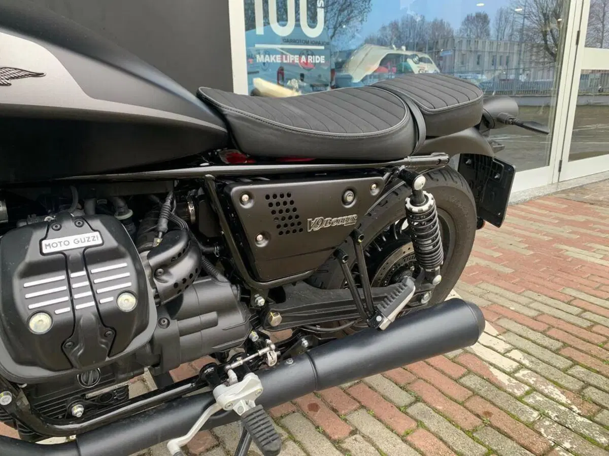 Moto Guzzi V9 Bobber (2021 - 25) (6)