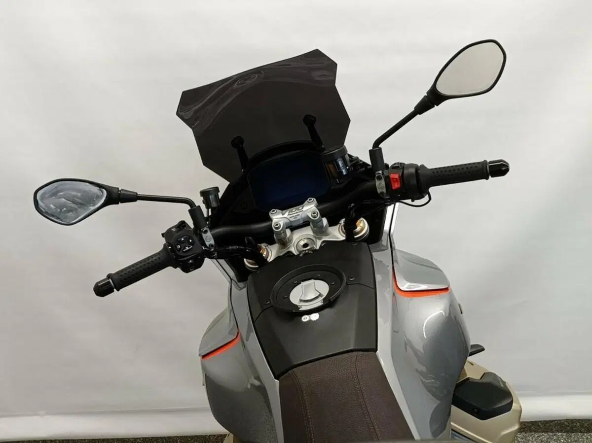 Moto Guzzi V100 Mandello S (2022 - 24) (6)