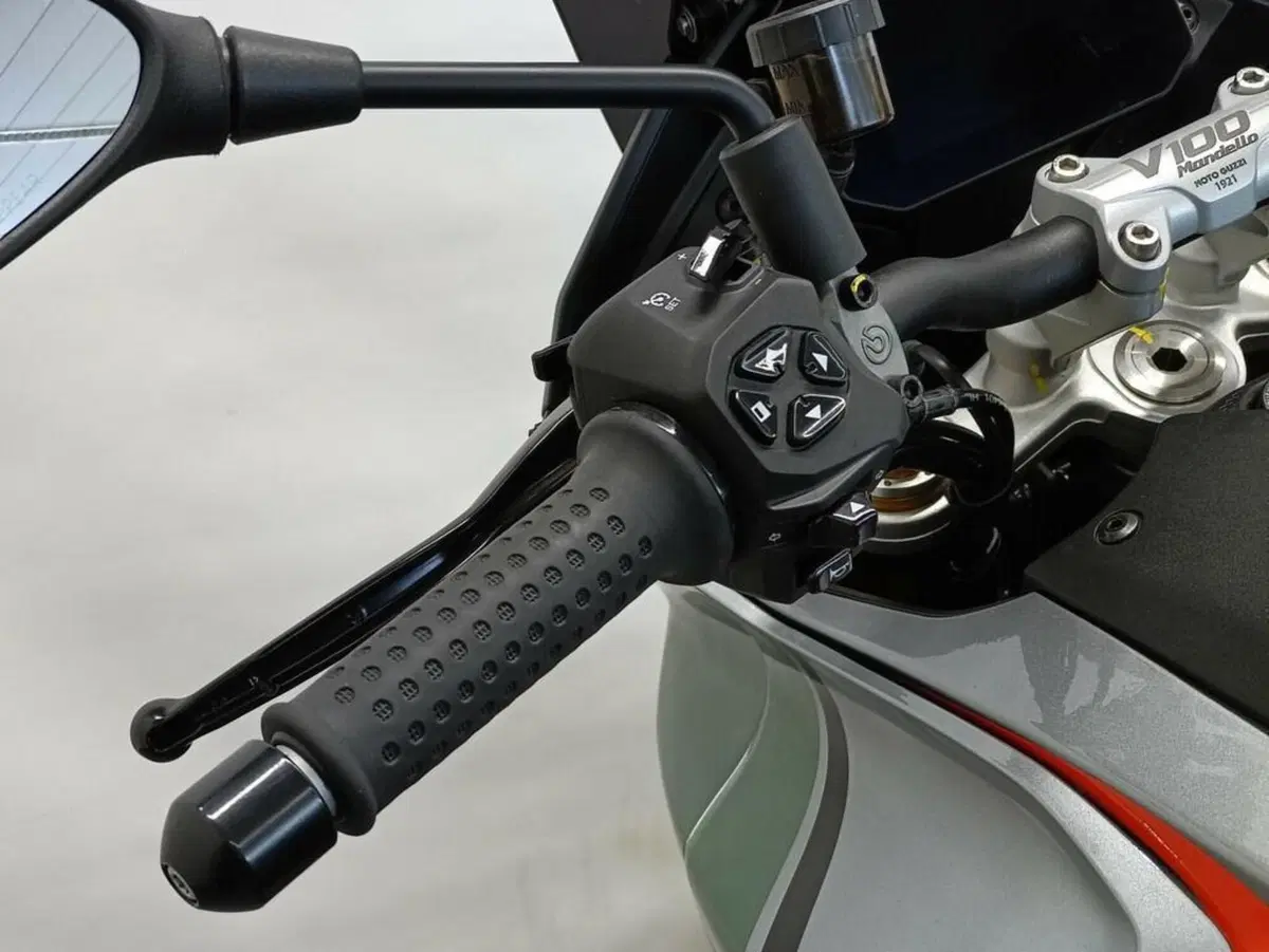 Moto Guzzi V100 Mandello S (2022 - 24) (7)