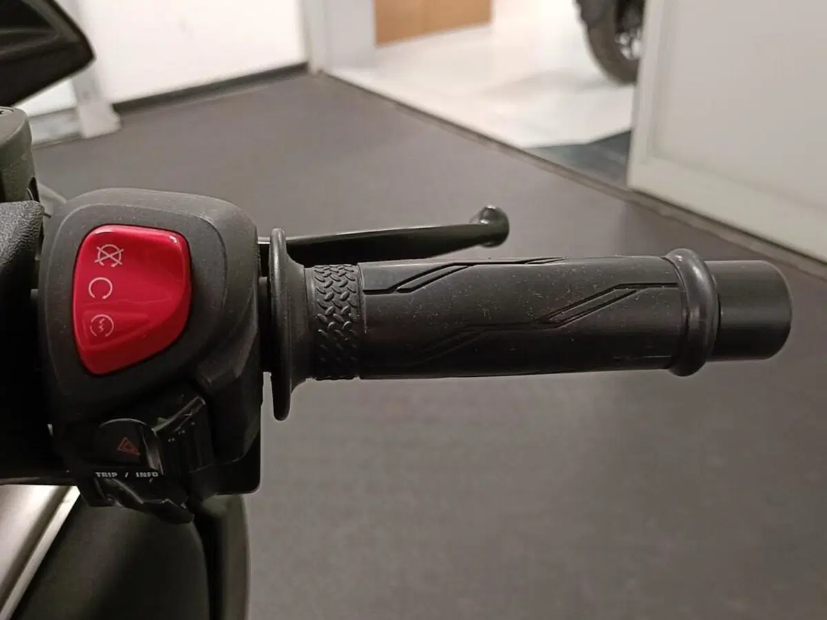 Yamaha X-Max 400 Iron Max (2019 - 20) (14)