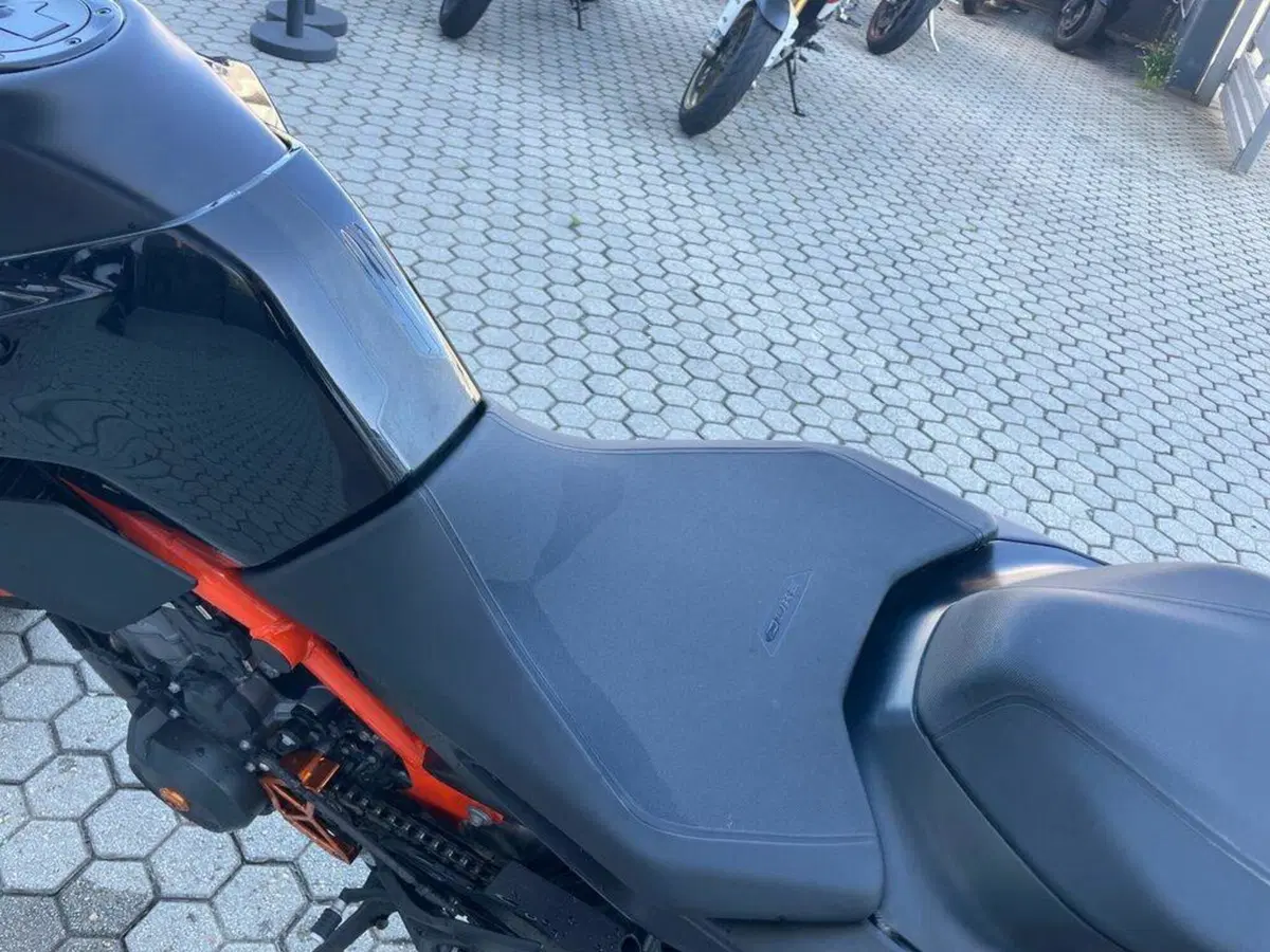 KTM 890 Duke R (2021) (5)
