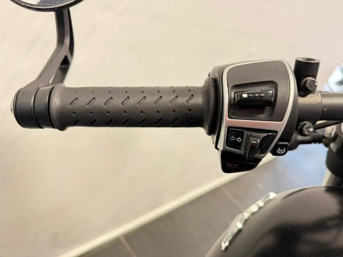 Moto Guzzi V9 Roamer (2021 - 24) (8)