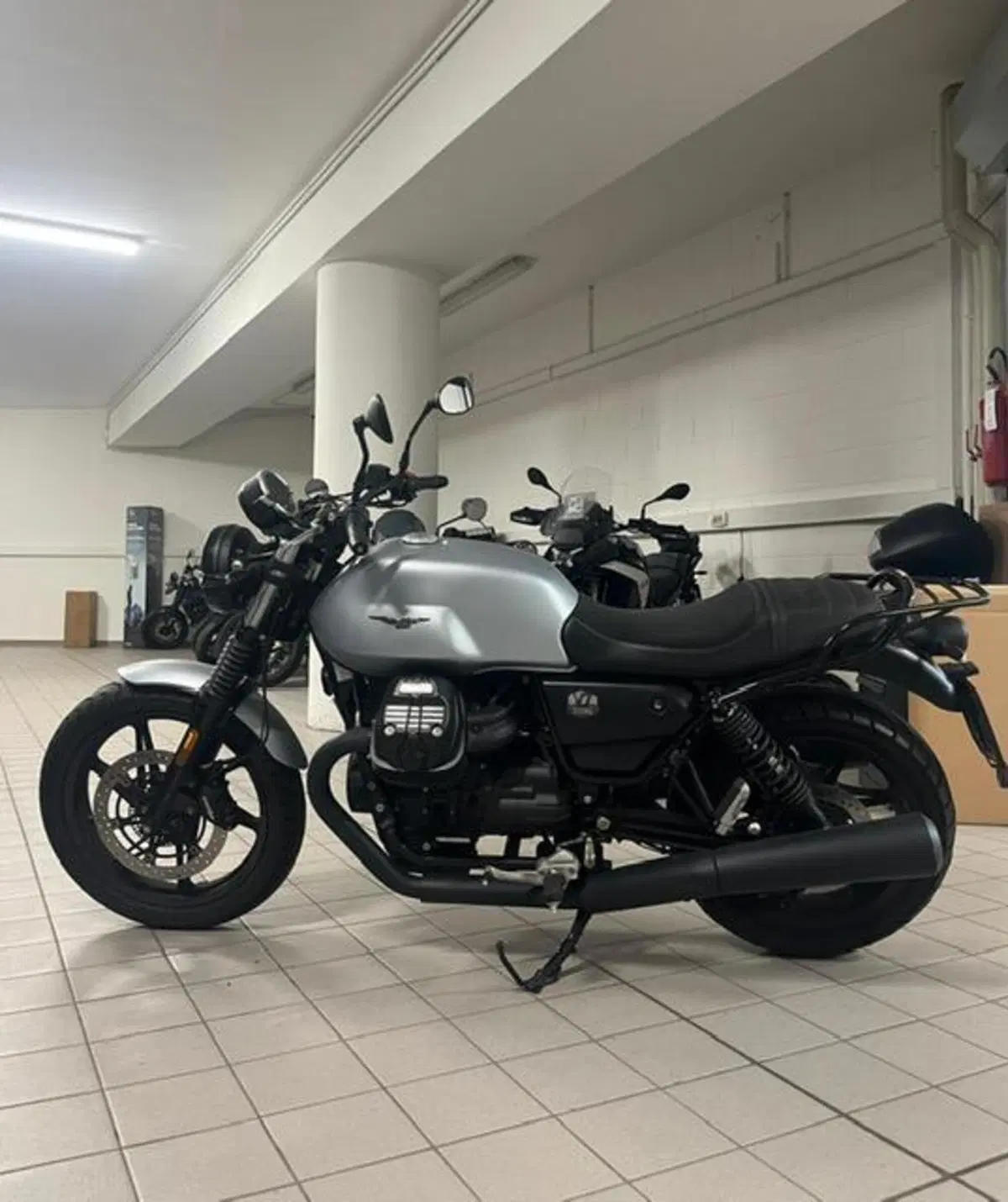 Moto Guzzi V7 Stone (2021 - 24) (2)