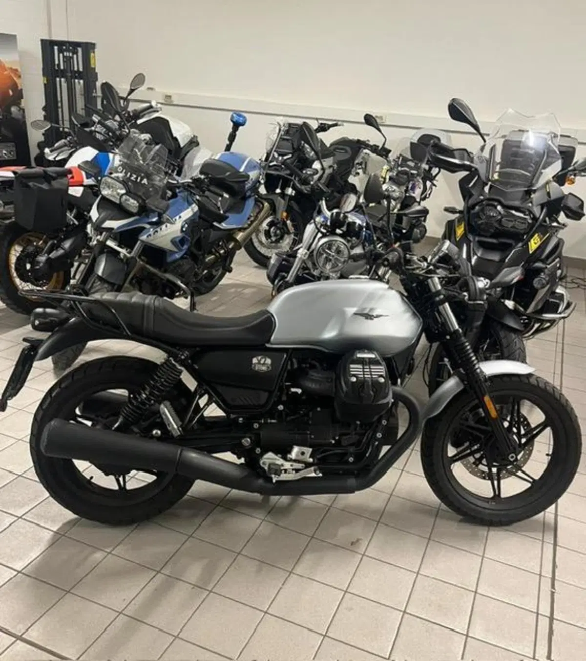 Moto Guzzi V7 Stone (2021 - 24)