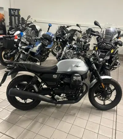 Moto Guzzi V7 Stone (2021 - 24) usata