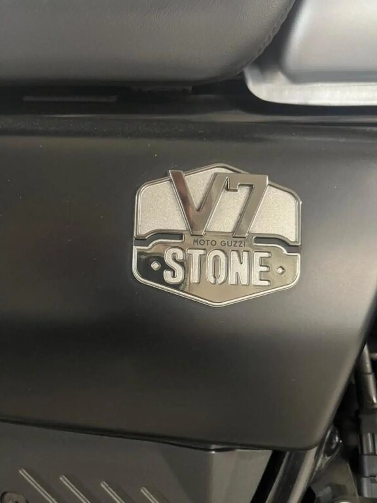 Moto Guzzi V7 Stone (2021 - 24) (3)