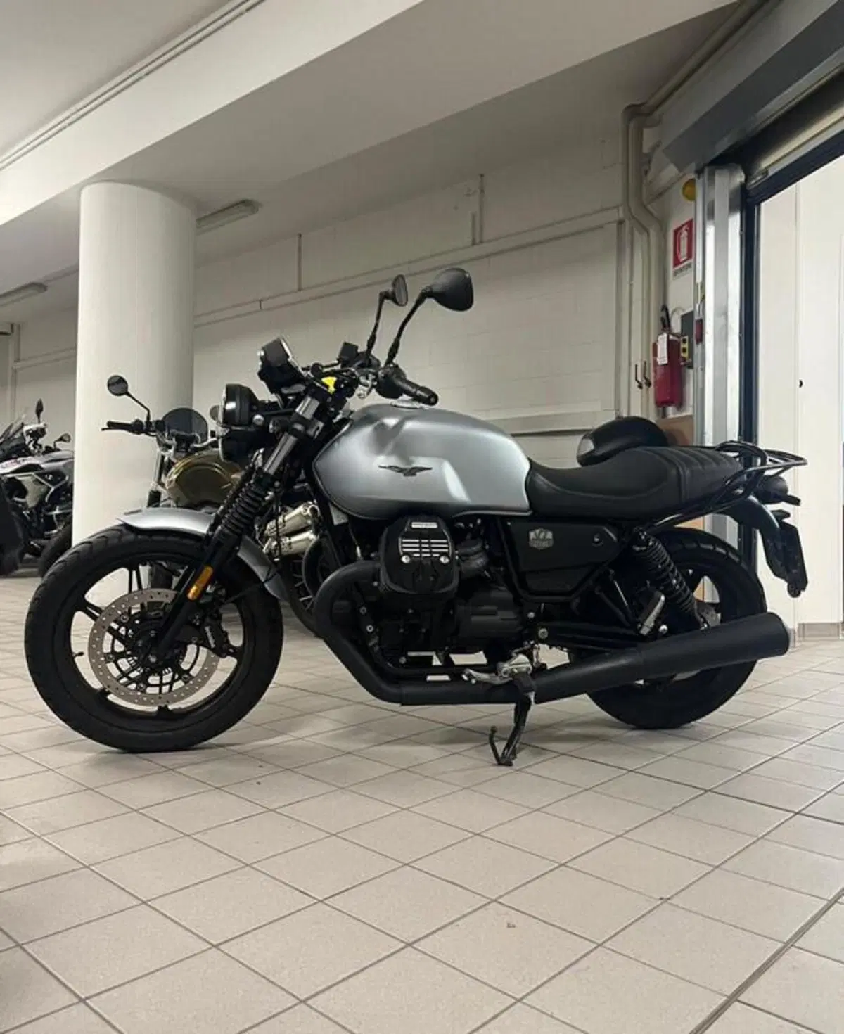 Moto Guzzi V7 Stone (2021 - 24) (6)