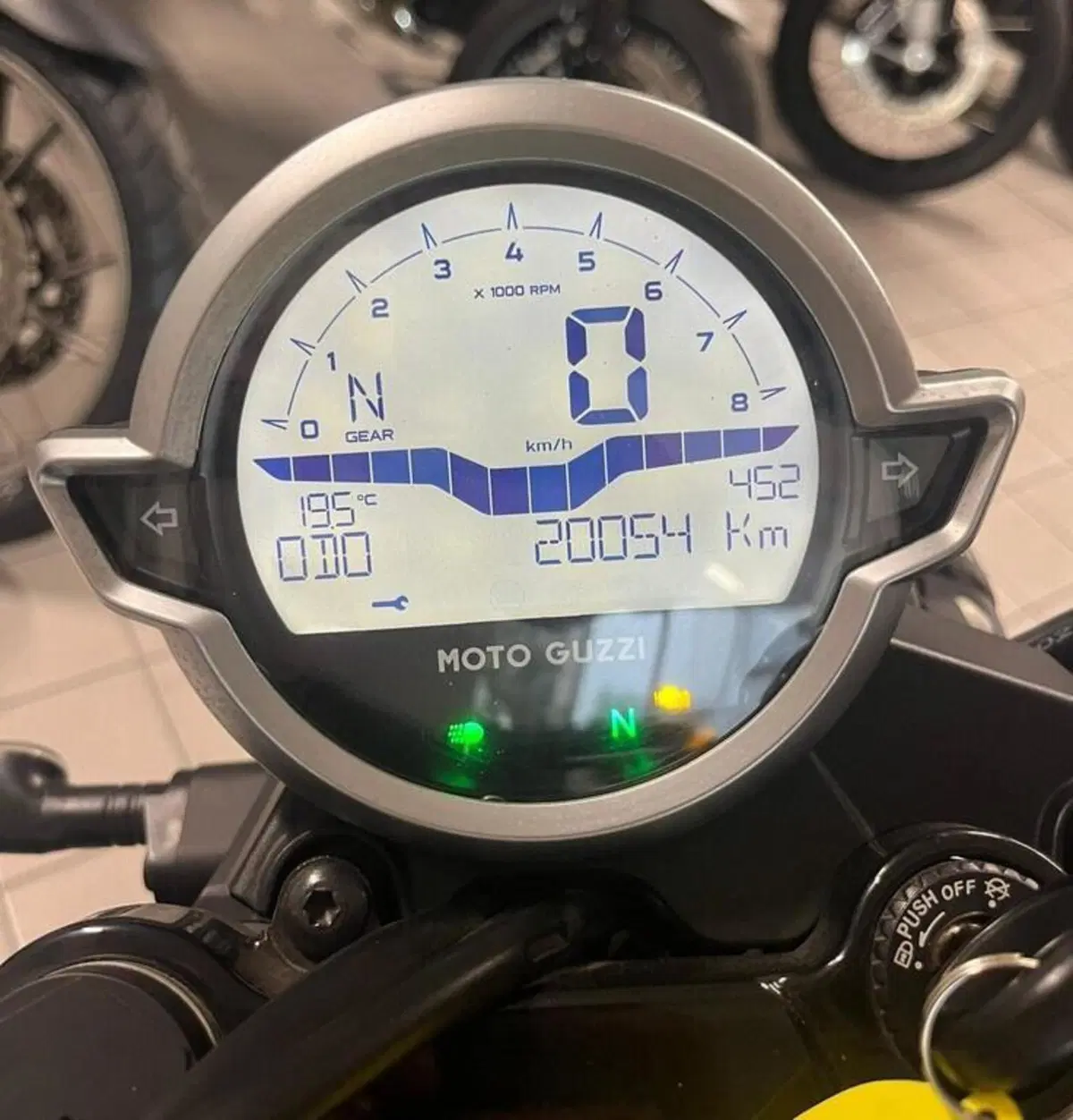Moto Guzzi V7 Stone (2021 - 24) (7)
