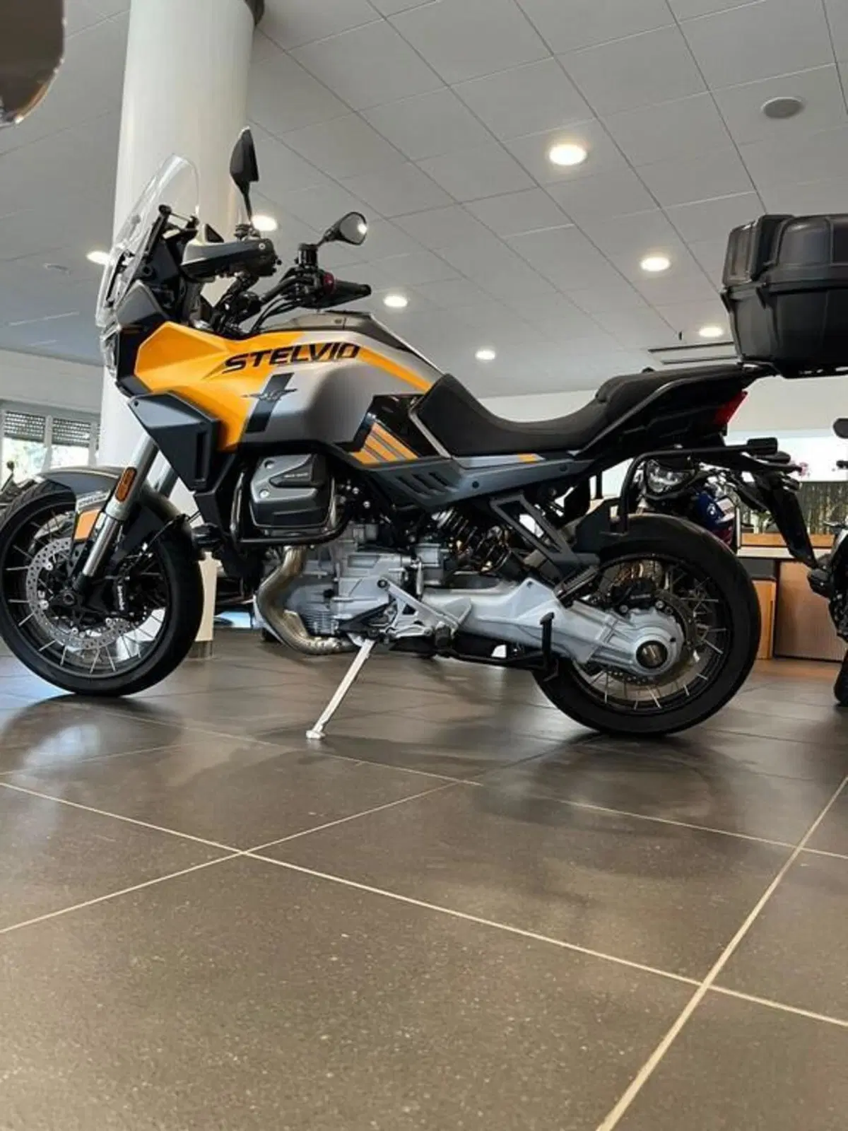Moto Guzzi Stelvio (2024 - 26) (10)