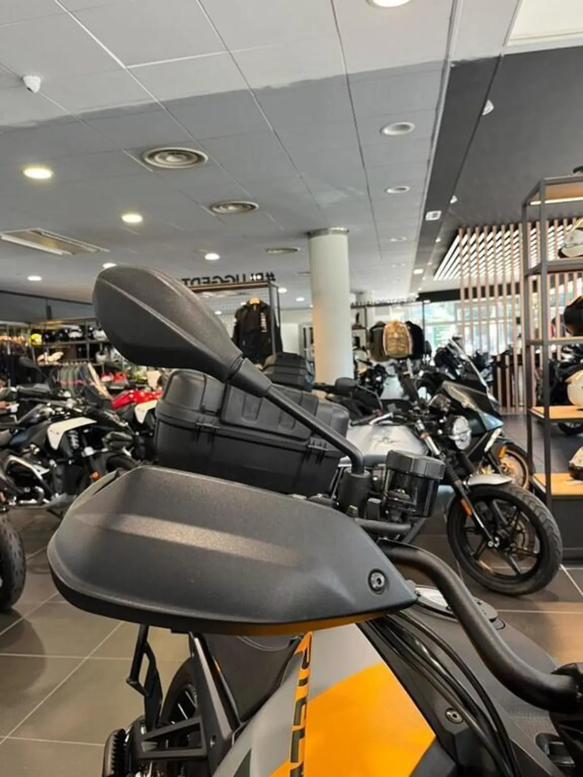 Moto Guzzi Stelvio (2024 - 26) (8)