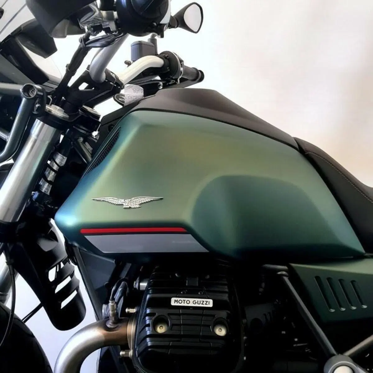 Moto Guzzi V85 TT (2021 - 23) (9)