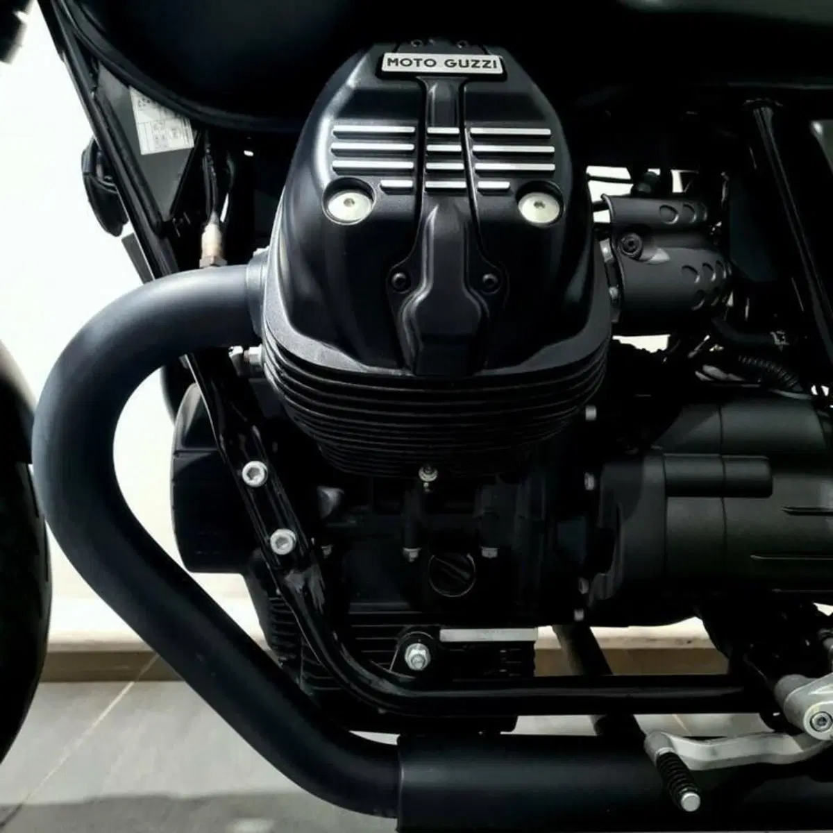 Moto Guzzi V7 Stone (2021 - 24) (10)
