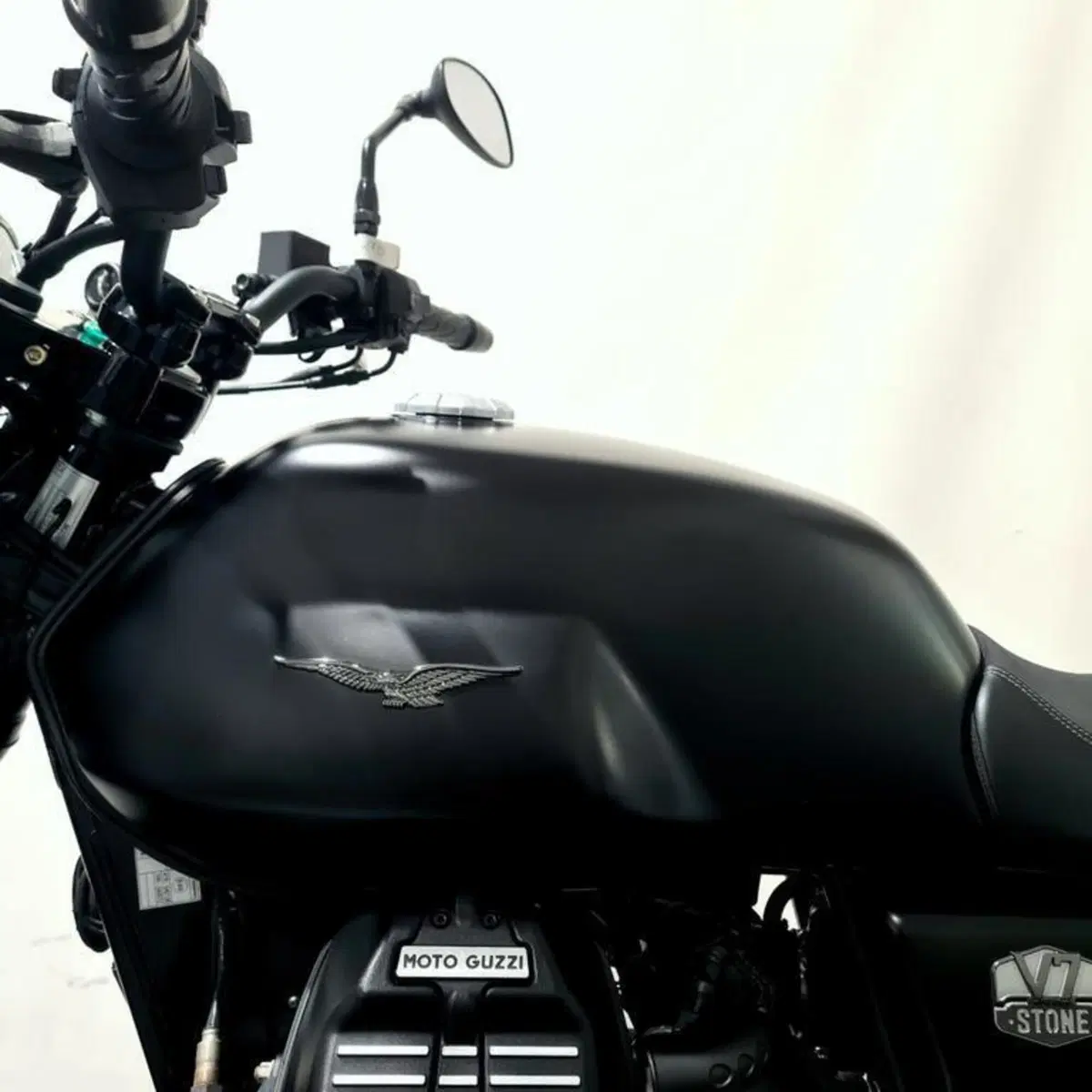 Moto Guzzi V7 Stone (2021 - 24) (9)