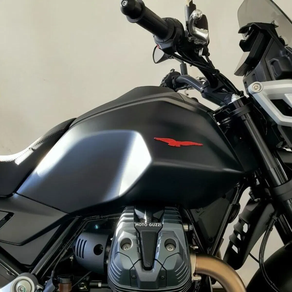 Moto Guzzi V85 Strada (2024 - 26) (10)