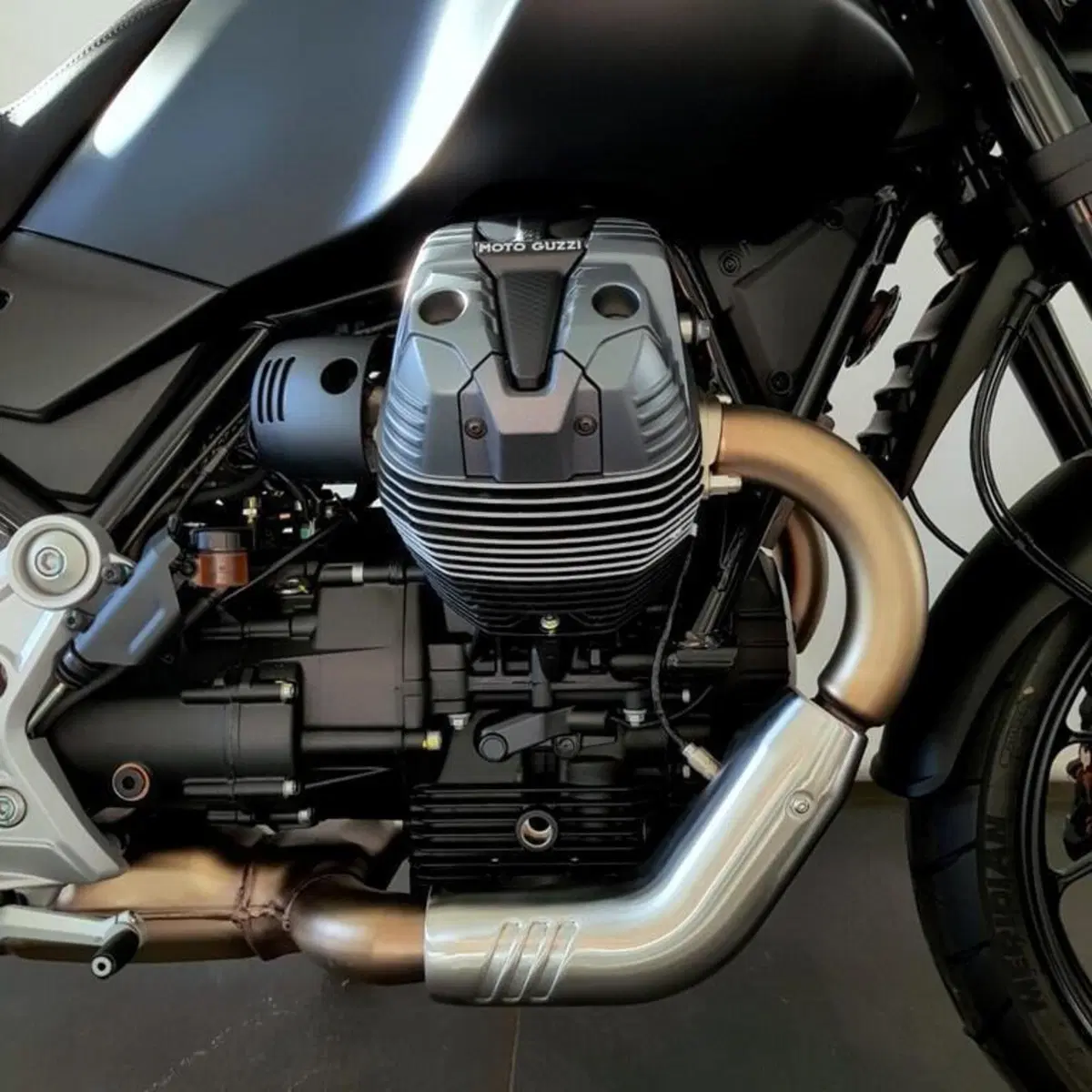 Moto Guzzi V85 Strada (2024 - 26) (11)