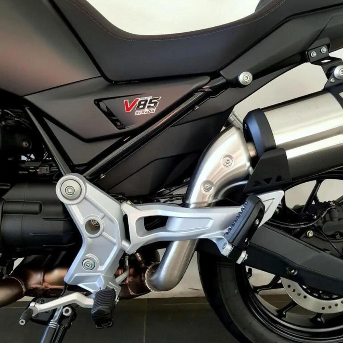 Moto Guzzi V85 Strada (2024 - 26) (8)
