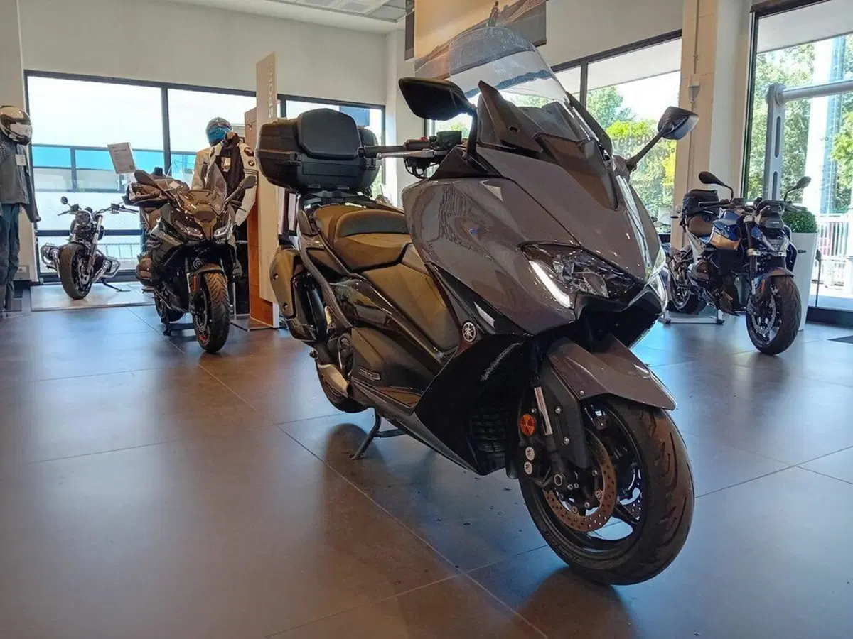 Yamaha T-Max 560 20° anniversario (2021) (3)