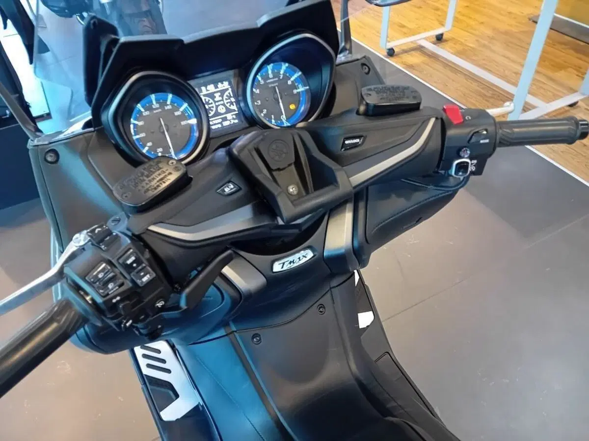 Yamaha T-Max 560 20° anniversario (2021) (7)