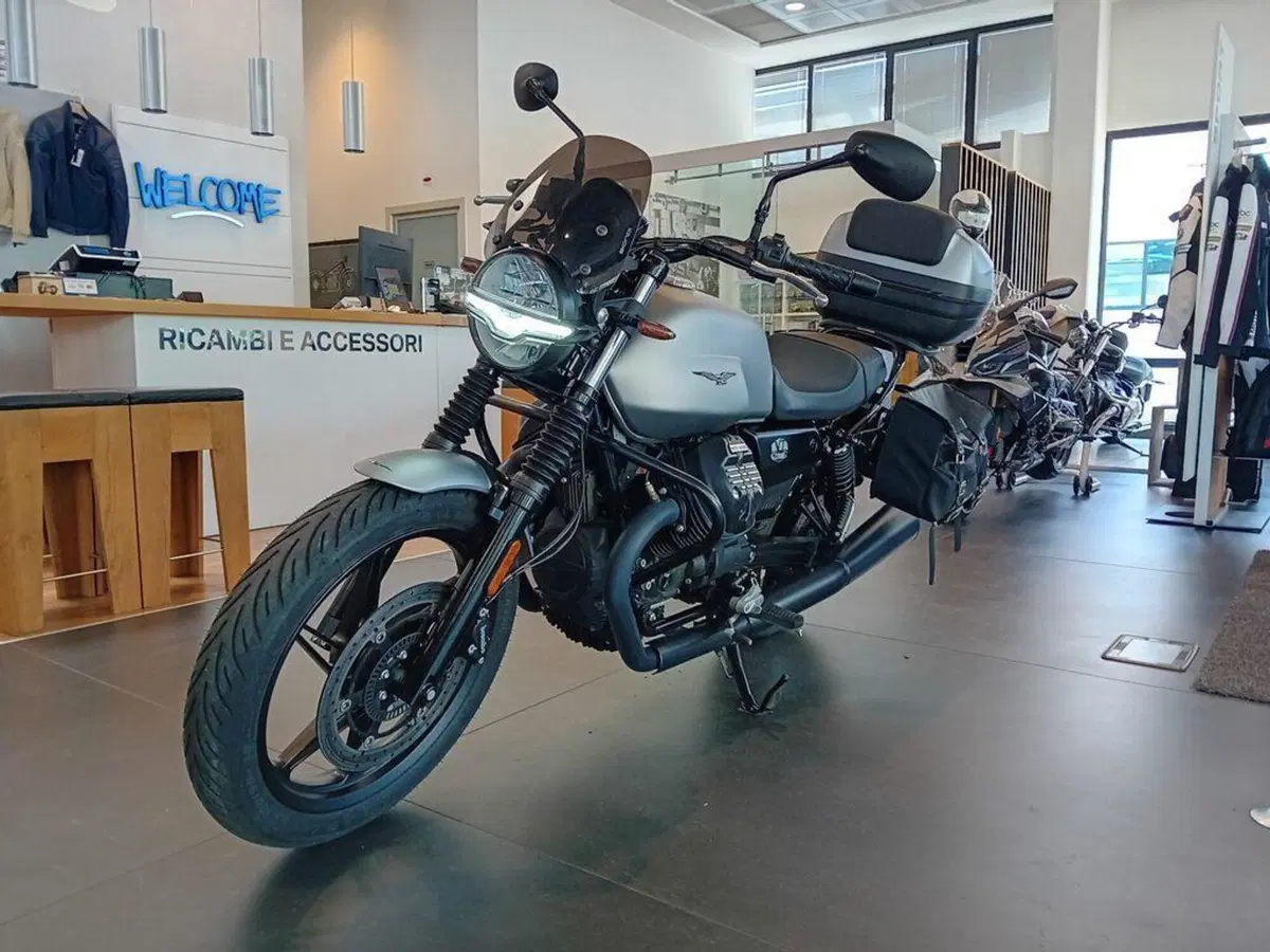 Moto Guzzi V7 Stone (2021 - 24) (2)
