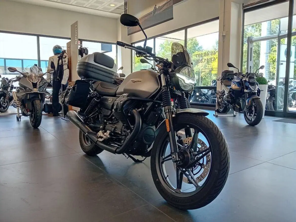 Moto Guzzi V7 Stone (2021 - 24) (3)