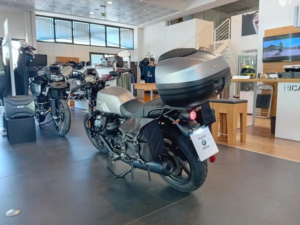 Moto Guzzi V7 Stone (2021 - 24) (6)