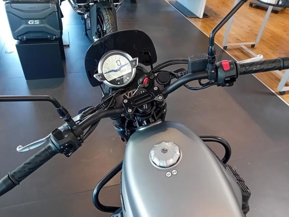 Moto Guzzi V7 Stone (2021 - 24) (7)