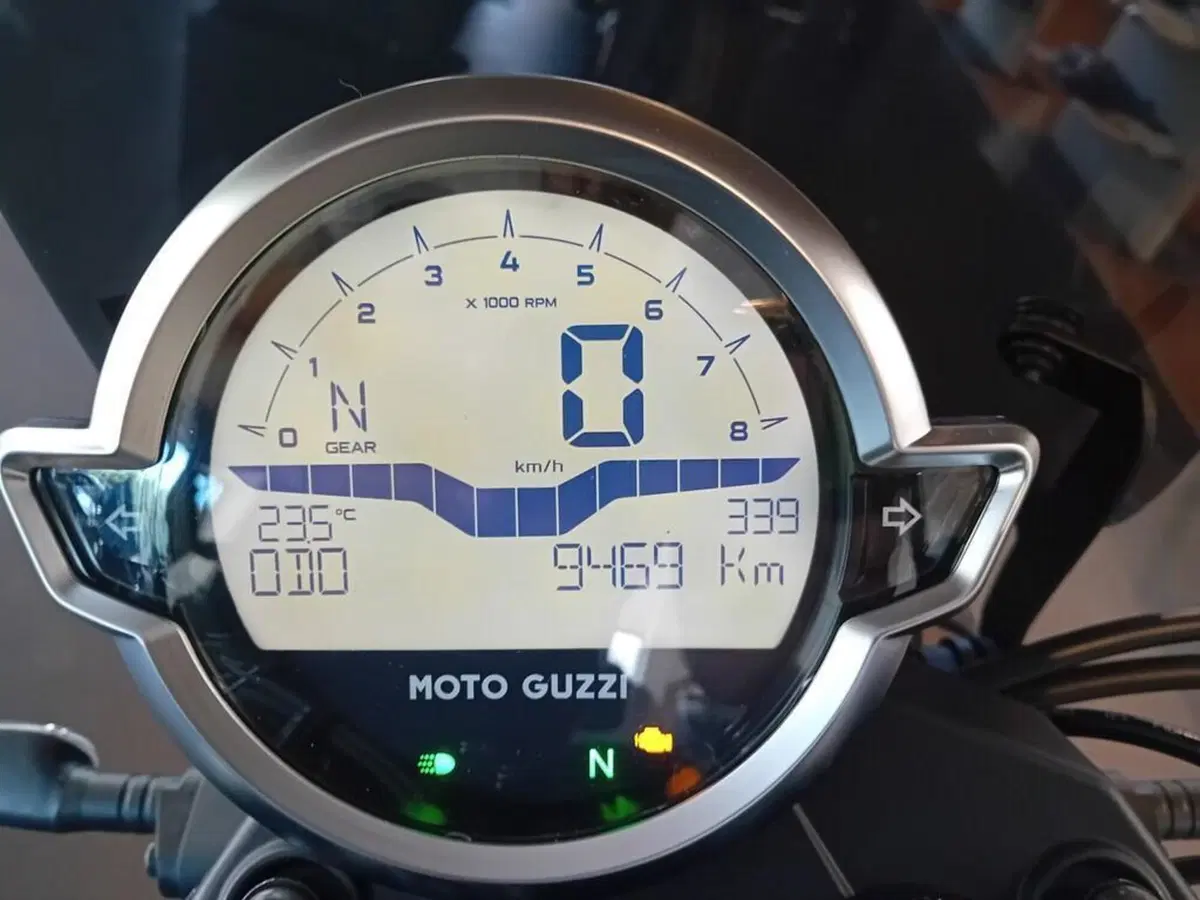 Moto Guzzi V7 Stone (2021 - 24) (8)