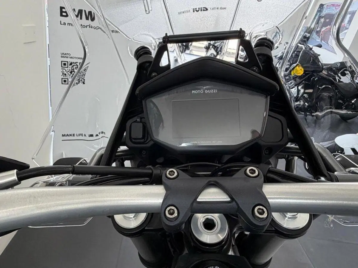 Moto Guzzi V85 TT (2021 - 23) (5)
