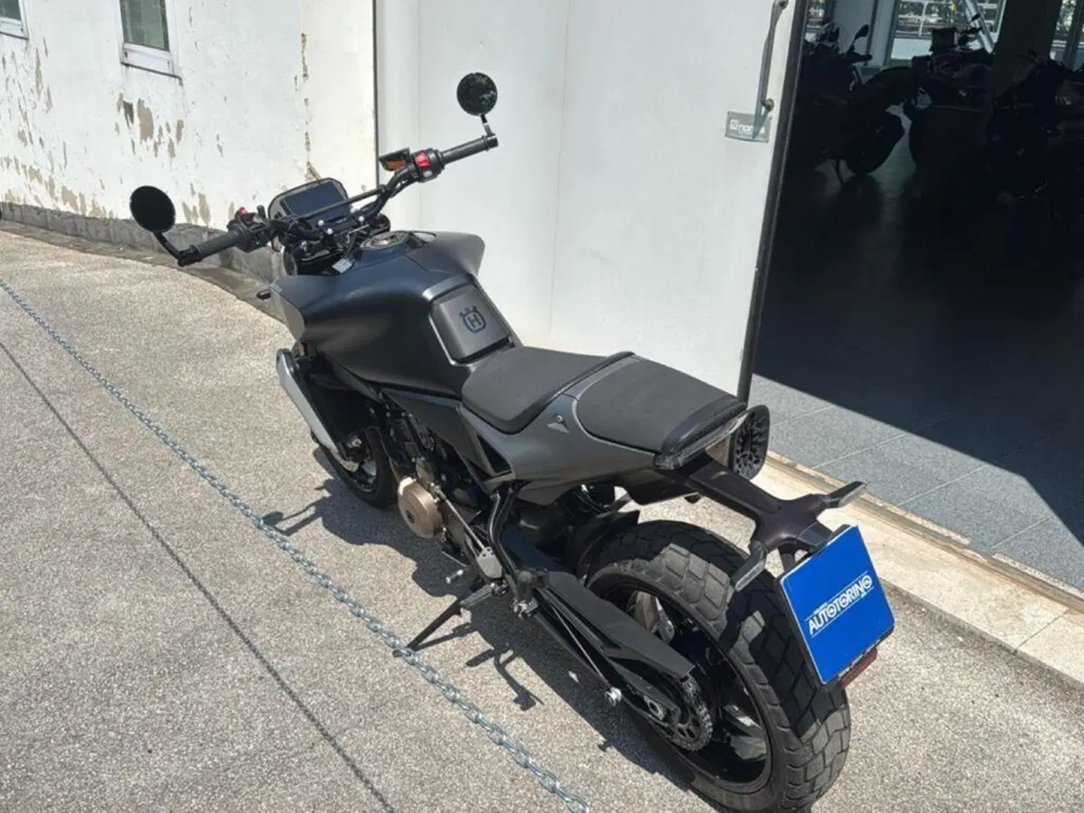 Husqvarna Svartpilen 801 (2024 - 26) (5)