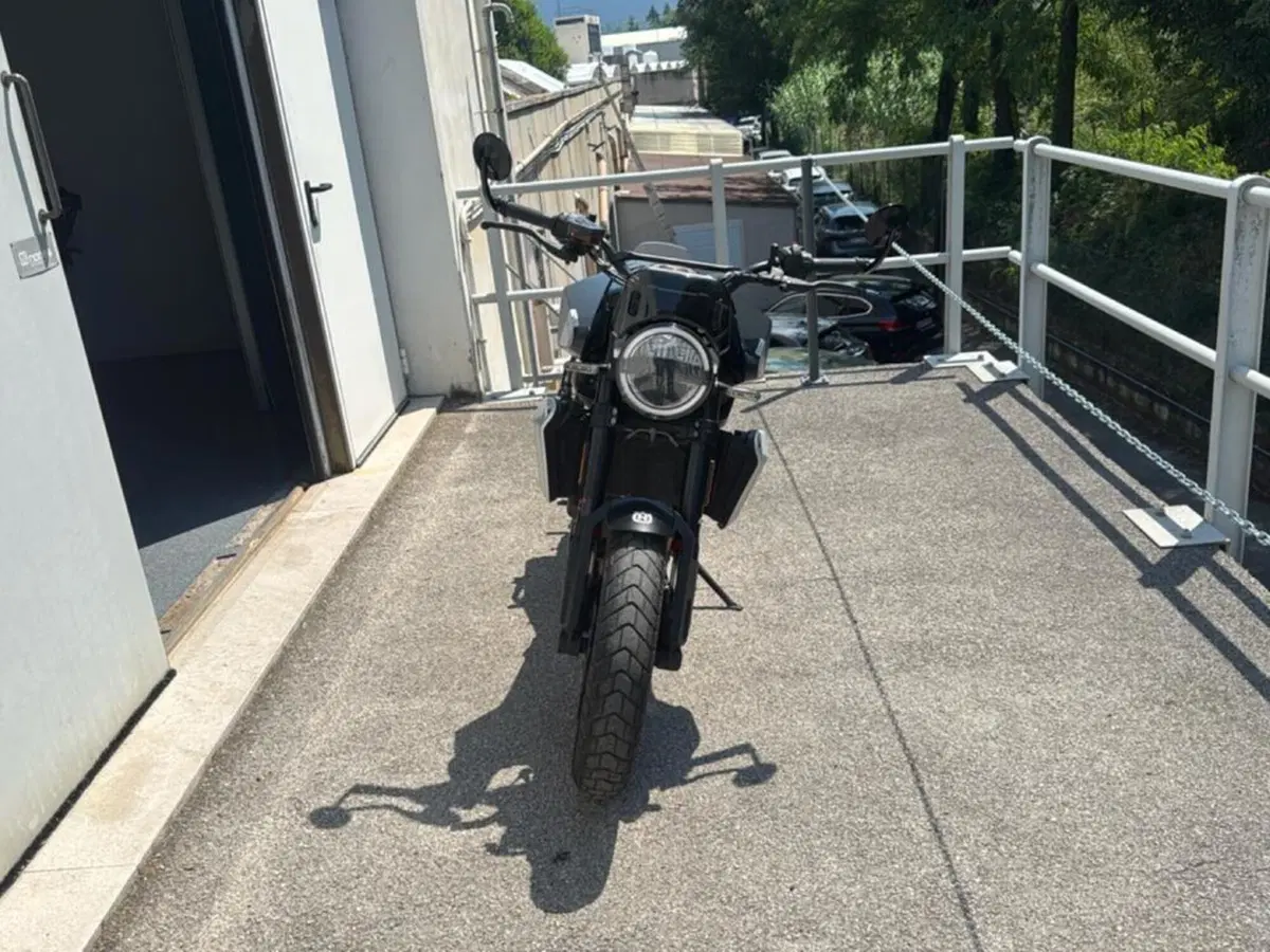 Husqvarna Svartpilen 801 (2024 - 26) (2)