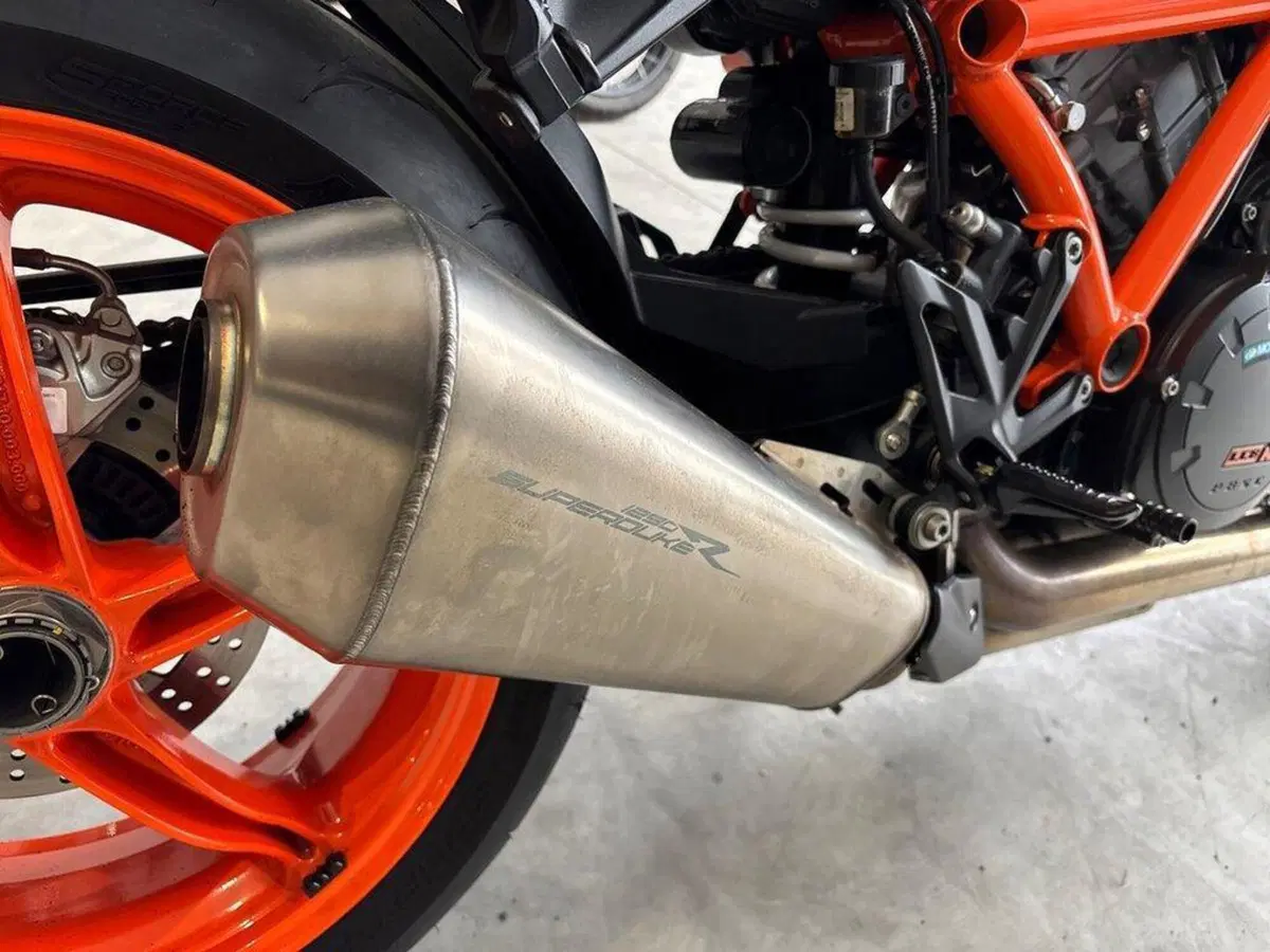 KTM 1290 Super Duke R (2022 - 23) (10)