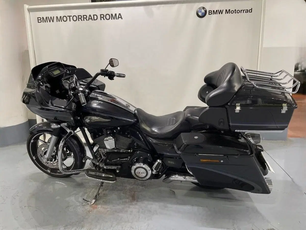 Harley-Davidson 1800 Road Glide Custom (2013) - FLTRXSE