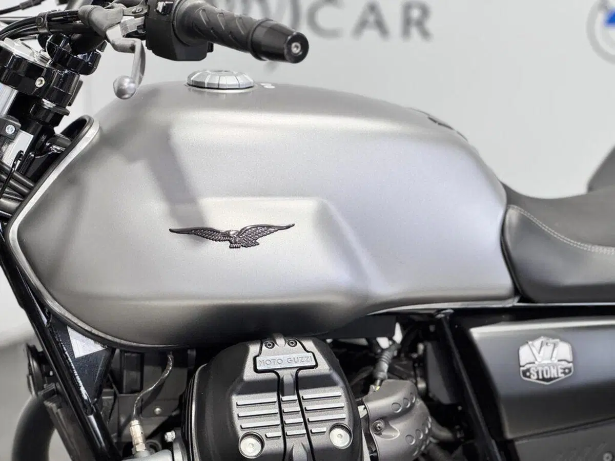 Moto Guzzi V7 Stone (2021 - 24) (3)
