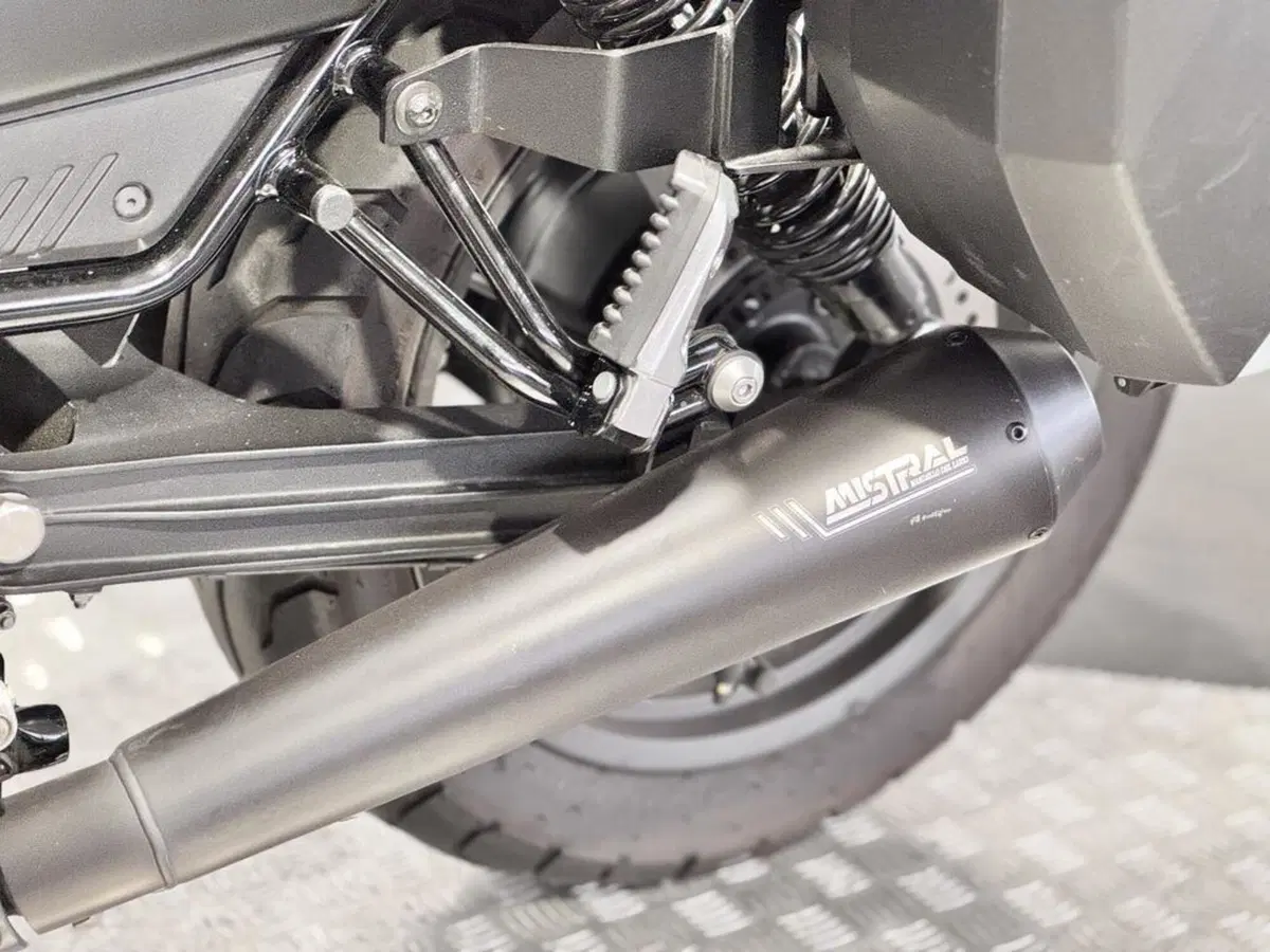 Moto Guzzi V7 Stone (2021 - 24) (5)
