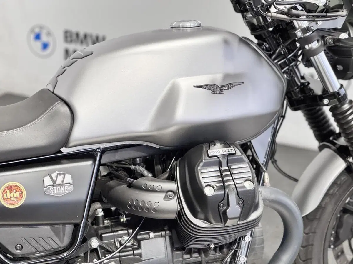 Moto Guzzi V7 Stone (2021 - 24) (12)