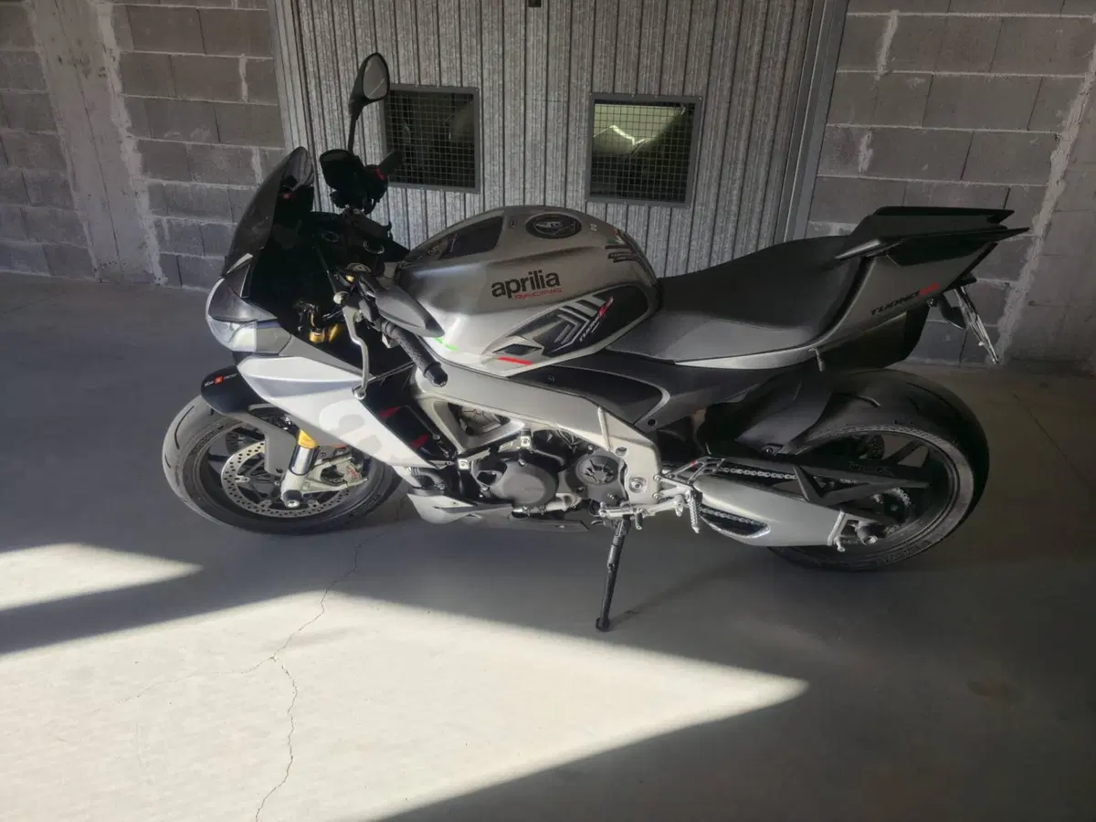 Aprilia Tuono V4 (2021 - 24) (3)