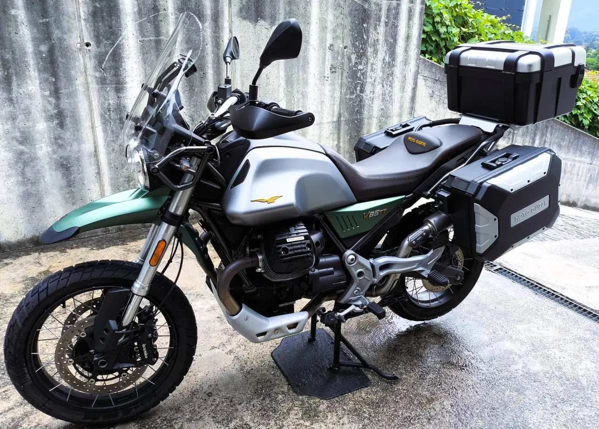 Moto Guzzi V85 TT Centenario (2021 - 22)